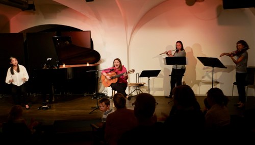 Im Theater am Saumarkt wurde das neue Festival "Schallwende" mit einem Familienkonzert von der Singer-Songwriterin und Gitarristin Angela Mair mit Anja Novotny-Baldauf (Flöte), Marion Abbrederis (Violine) und Tomoyo Maruyama (Klavier) eröffnet.