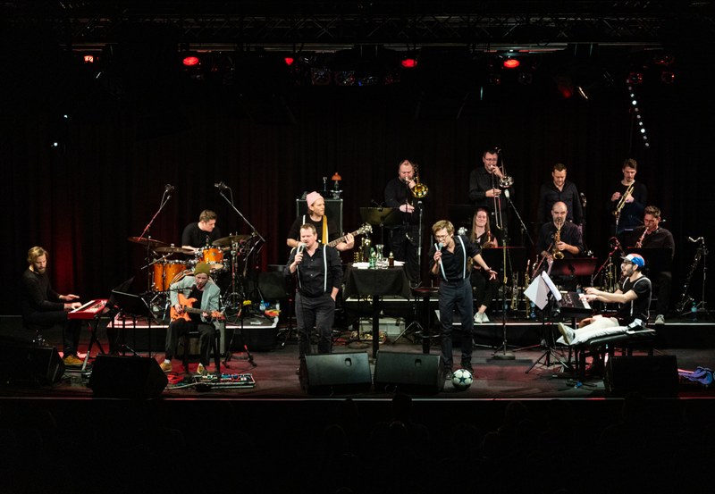 Ein grandioser Abend mit dem Jazzorchester Vorarlberg & 5/8erl in Ehr'n (v.l.n.r.): Benny Omerzell,  Miki Liebermann, Christian Eberle, Bobby Slivovsky, Hanibal Scheutz, Thomas Halfer, Max Gaier, Isabella Lingg, Jan Ströhle, Martin Franz, Martin Eberle, Clemens Wenger, Anton Moosbrugger, Klaus Peter (alle Fotos: © Niklas Koch/Spielboden)