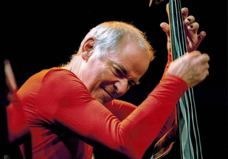 Peter Herbert, wie man ihn als intensiv erlebenden Musiker auf der Bühne kennt. (Foto: Wolfgang Gonaus)