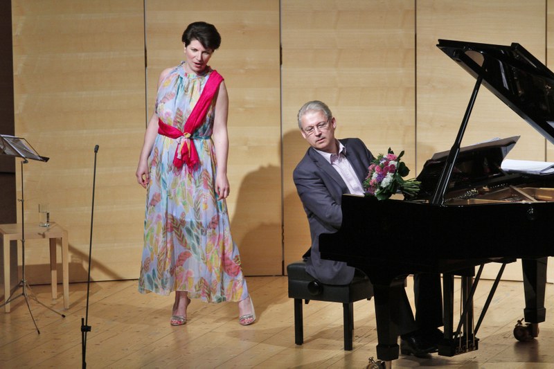 Die Mezzosopranistin Elisabeth Kulman gestaltete bei der Schubertiade in Schwarzenberg einen eindrücklichen Liederabend. Eduard Kutrowatz begleitete die exzellente Sängerin am Klavier. (Foto: Schubertiade)