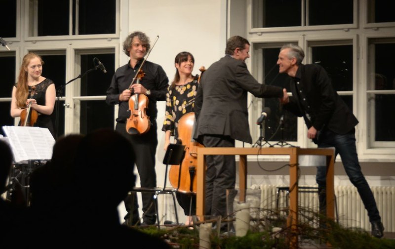 Michael Amann setzte dem Verstorbenen mit seinem eigens für diesen Anlass komponieren Werk „Botschaften eines Reisenden“  ein schönes musikalisches Denkmal. Der Komponist bedankte sich auch bei Gotthard Bilgeri, der Texte von Günter Funke und anderen geistreich rezitierte.