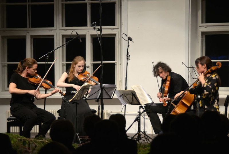 Berit Cardas und Miriam Helms Alien, Klaus Christa, und Björg Vaernes Lewis erinnerten beim letzten Abonnementkonzert von "Musik in der Pforte" an den verstorbenen Günter Funke.