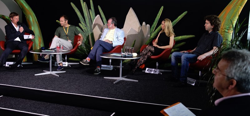 Das Ambiente für die erste Gesprächsrunde ergab einen Blick in den Dschungel der „Zauberflöte“ von Mozart und den (Wiener) Wald von HK Gruber. (v.l.n.r.) Pressechef und Moderator Axel Renner, Puppenspieler Mark Down, Intendant und „Zauberflöte“-Regisseur David Pountney, „Königin der Nacht“ Daniela Fally, Action- und Stunt-Choreograph Ran Arthur Braun