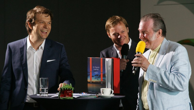 Können gut lachen, wenn die Festspiel-Kassen voll und die Seeaufführungen fast ausgebucht sind, (v.l.n.r.) Kaufmännischer Direktor Michael Diem, Moderator Axel Renner, Intendant David Pountney
