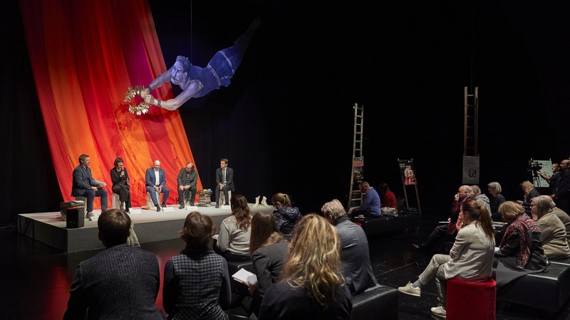 Von internationalen Pressevertretern gestürmt: Die Programmpräsentation der Festspiele auf der Hinterbühne des Festspielhauses, über allem der stilisierte Lorbeerkranz für Kaiser Nero in der Hausoper.