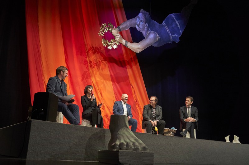 Auf dem Podium (v.l.n.r.): Pressesprecher Axel Renner als Moderator, Intendantin Elisabeth Sobotka, Präsident Hans-Peter Metzler, Regisseur Olivier Tambosi und Kaufmännischer Direktor Michael Diem.