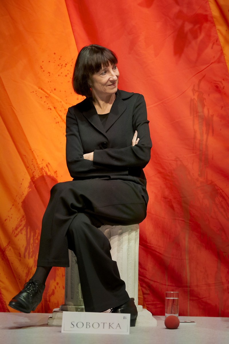 Hat auch vor Antritt ihrer sechsten Festspielsaison in Bregenz alles perfekt im Griff und ein maßgeschneidert mutiges, vielseitiges Programm parat: Intendantin Elisabeth Sobotka.