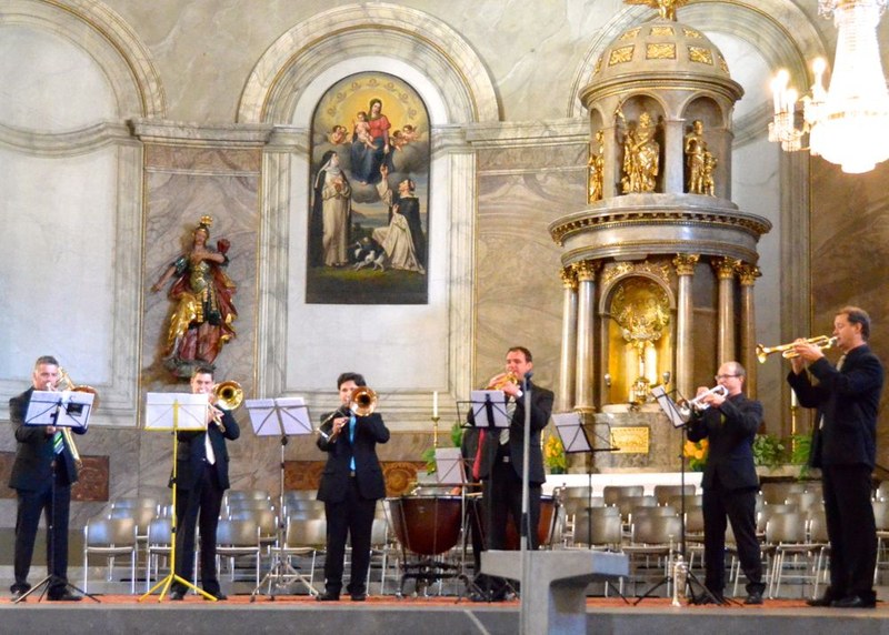 Das Blechbläserensemble mit Reinhard Schäfer, Raphael Rebholz, Simon Gmeiner (Trompete), Stefan Kühne, Volker Bereuter, Bernhard Kurzemann (Posaune) und Matthias Schmid (Pauke) ließ eine Feierstimmung entstehen.