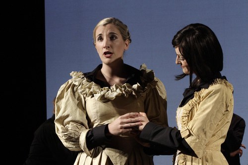 Beistand erhält Dido II (Bettina Herrmann, links) von ihrer Schwester (Flora Rundel als Belinda II)