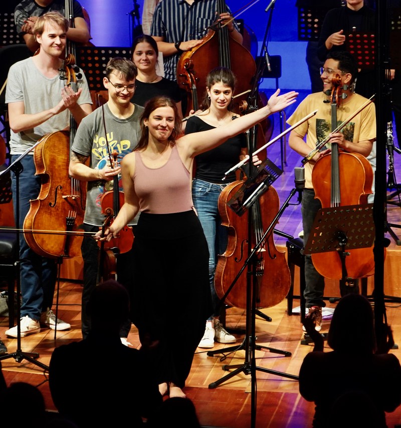 Die inspirierende und lebensfrohe musikalische Gestaltungskraft der Konzertmeisterin und Solistin Maria Włoszczowska spornte die Orchestermusiker:innen enorm an und zog die Zuhörenden in ihren Bann.
