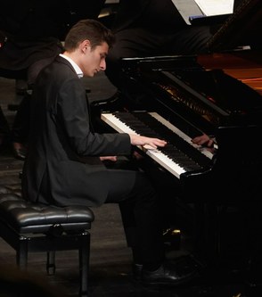 Gabriel Meloni konzertierte mit dem Kammerorchester Innstrumenti den ersten Satz aus Beethovens drittem Klavierkonzert.