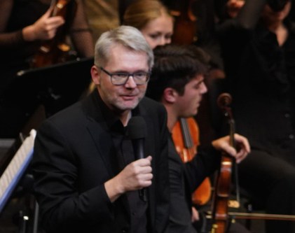 Gerhard Sammer leitete "sein" Orchester umsichtig und führte anregend durch das Konzert.
