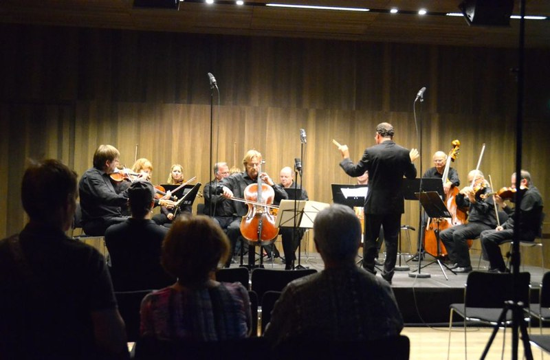 Der Wiener Concert Verein spielt in Zukunft unter dem Leitgedanken "Zeitklang im Museum" während der Festspielzeit Kammerkonzerte im vorarlberg museum. Im Mittelpunkt stehen Komponistinnen und Komponisten aus Österreich. Das erste Konzert der Reihe unter der Leitung von Martin Kerschbaum war ein vergnügliches Ereignis.