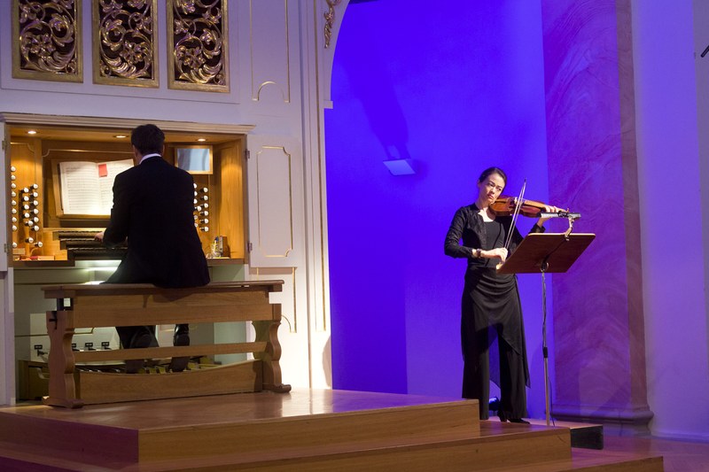 Midori Seiler und Christian Rieger musizierten in sechs Konzerten die Rosenkranz-Sonaten von Heinrich Ignaz Franz Biber sowie die Passacaglia für Violine solo "Der Schutzengel" in der Kapelle des Landeskonservatoriums. (Fotos: Dietmar Mathis)