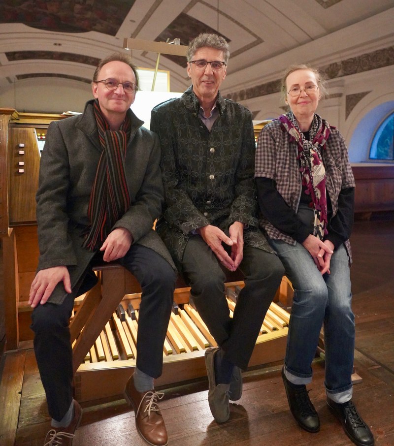 Rudolf Berchtel (Bildmitte) ist seit dreißig Jahren Organist in der Stadtpfarrkirche Dornbirn. Mit einem fulminanten Konzert sowie neuen Werken von Thomas Thurnher und Christine Szecsenyi wurden das Jubiläum und die im Frühjahr 2021 abgeschlossenen Orgelrenovierungsarbeiten gebührend gefeiert.