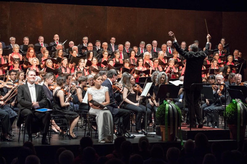 Kein Platz mehr auf der Bühne des Vaduzersaals: 200 Mitwirkende bringen "Carmina Burana" zum Erfolg