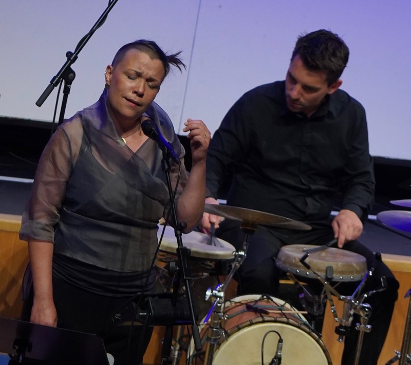 Die deutsche Jazzsängerin Winnie Brückner war insbesondere bei der Darbietung ihrer eigenen Arrangements ganz in ihrem Element.