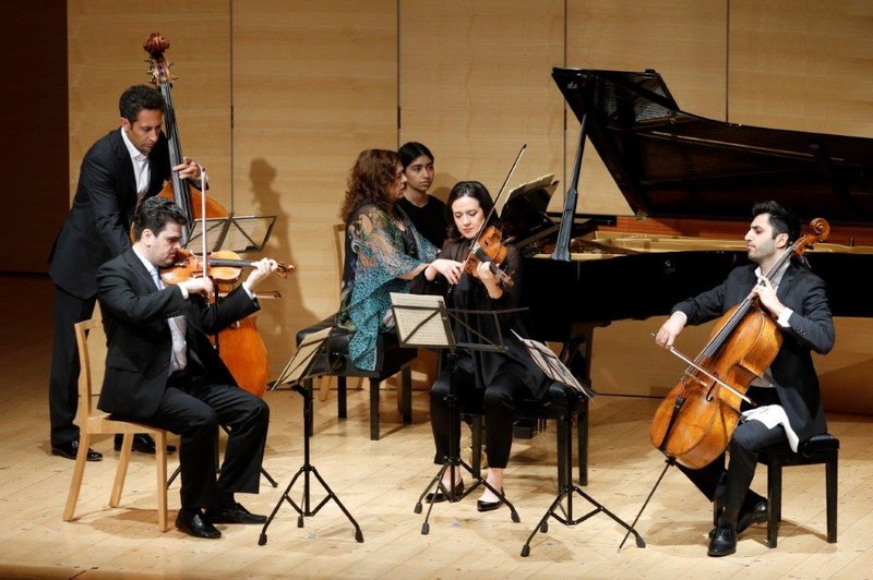 Michael Barenboim (Violine), Yulia Deyneka (Viola), Kian Soltani (Violoncello) sowie Nabil Shehata (Kontrabass) und die Pianistin Elena Bashkirova setzten bei der Schubertiade Schwarzenberg einen unterhalsamen Schlusspunkt. (Foto: Schubertiade)