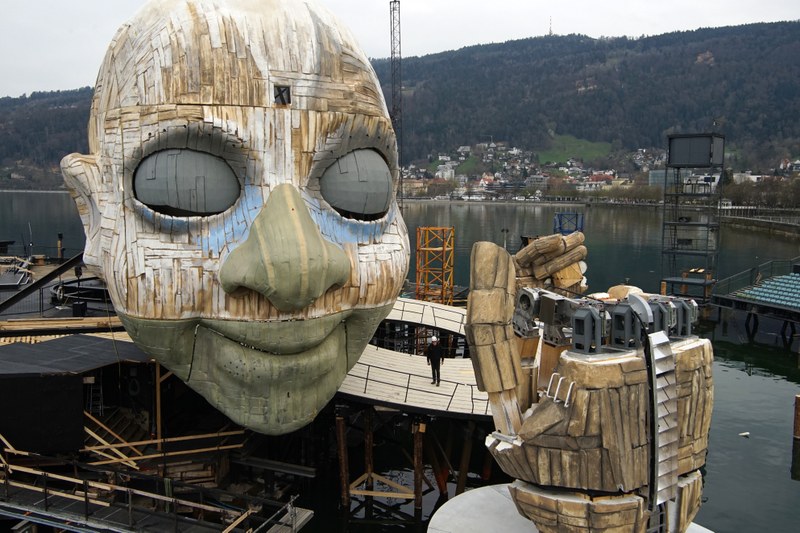 Der monumentale Clownskopf auf der Seebühne nimmt Gestalt an und wird dank Hydraulik später auch zum Leben erweckt
