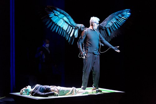 Ein Engel mit elektronisch aufklappbaren Flügeln lässt spannende Einsichten in Neros Seelenzustände erwarten.
