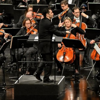 Andrés Orozco-Estrada leitete die Wiener Symphoniker mit viel Elan und präsentierte mitreißende Werkdeutungen. (© Udo Mittelberger)