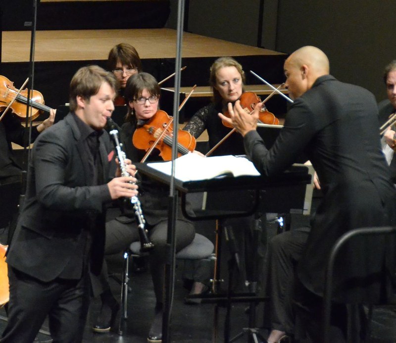 Der Klarinettist Sebastian Manz und Kevin John Edusei am Dirigentenpult des Symphonieorchesters Vorarlberg bereicherten das dritte Abonnementkonzert im Feldkircher Montforthaus.
