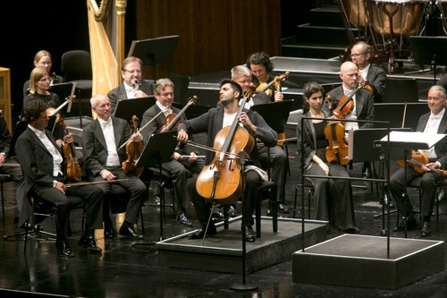 Kian Soltani war der Solist im ersten Cellokonzert von Dimitri Schostakowitsch. (© Dietmar Mathis)