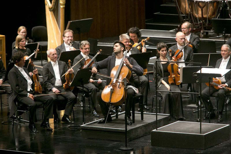 Kian Soltani war der Solist im ersten Cellokonzert von Dimitri Schostakowitsch. (© Dietmar Mathis)