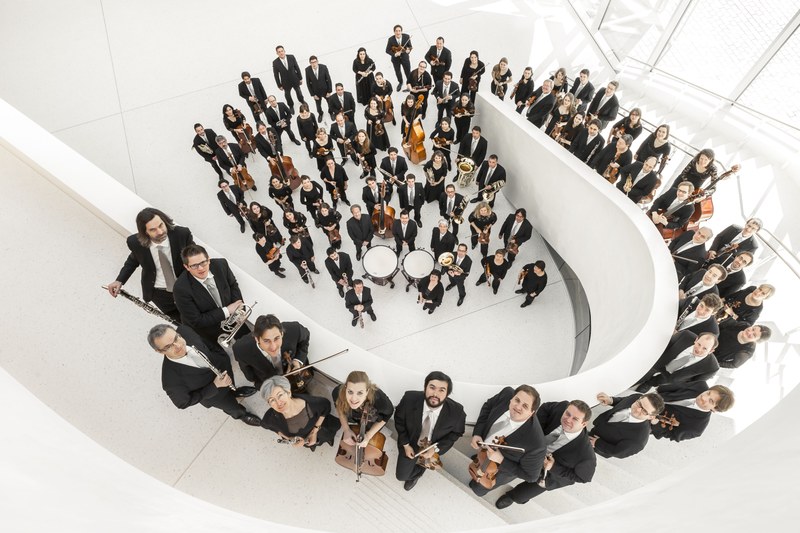 Zum 30-Jahr-Jubiläum hat das SOV ein Foto-Shooting im Foyer des attraktiven neuen Montforthauses gemacht. Die Aufstellung entspricht dem Logo des Orchesters (Foto Thomas Schrott).