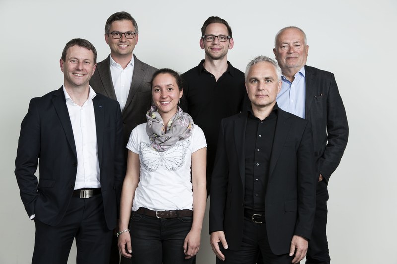 Der Vorstand mit Orchestervertretern, hintere Reihe v. l. Vizepräsident Magnus Brunner, Orchestervertreter Christoph Ellensohn und Vizepräsident Wolfgang Burtscher, vordere Reihe Gschäftsführer Thomas Heißbauer, Orchestervertreterin Heidrun Wirth-Metzler und Präsident Manfred Schnetzer (Foto SOV/Lisa Mathis).