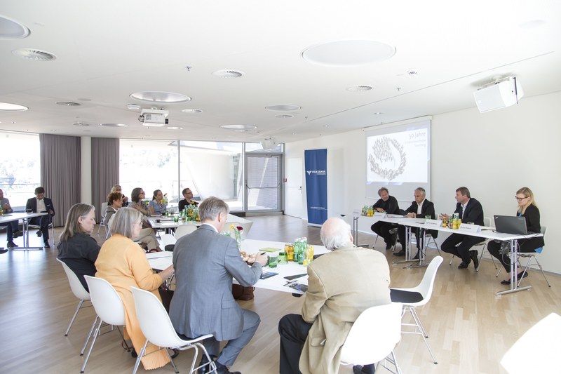 Der Raum für die Pressekonferenz im obersten Stockwerk des Montforthauses bot einen atemberaubenden Blick auf die gegenüberliegende Schattenburg (Foto SOV/Lisa Mathis).