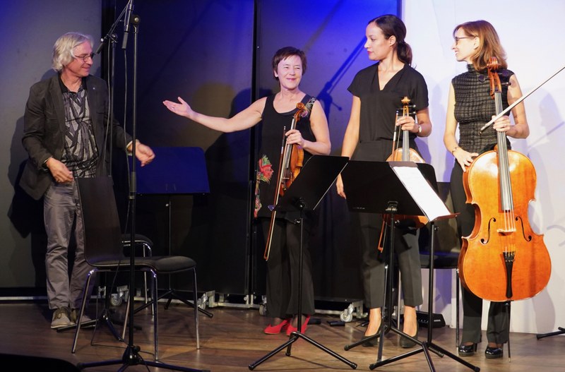 In Triobesetzung spielten die Musikerinnen "In the Spirit" von Wolfgang Lindner.