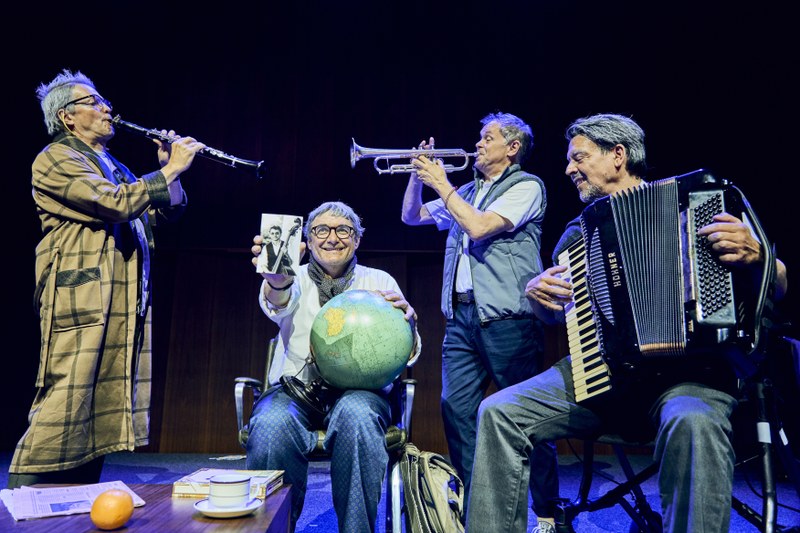 Martin Schelling (Klarinette), Martin Deuring (Kontrabass), Stefan Dünser (Trompete) und Goran Kovacevic (Akkordeon) begeben sich im Konzertstück „Vergissmeinnicht" auf eine Reise in die Vergangenheit, weil ihnen die Gegenwart nicht mehr viel zu bieten hat. Bei der Präsentation im Bregenzer Festspielhaus gab es viel Applaus. (Fotos: Anja Köhler)