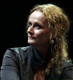 Die in Wien ausgebildete polnische Sopranistin Magdalena Anna Hofmann singt in der Hausoper die weibliche Hauptrolle der Porzia und am See die „Dritte Dame“.