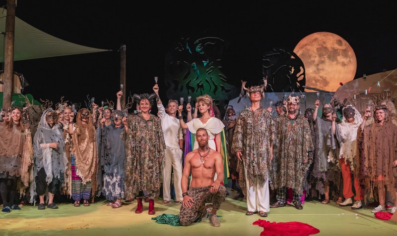 Am Schluss sind alle happy und vereint - in der Mitte Falstaff (Florian Spiess), dahinter in Weiss Anna Reich (Anna Gschwend) und ihr Gatte Fenton (Mindaugas Jankauskas) sowie links Frau Fluth (Jardena Flückiger) und rechts  Frau Reich (Katrin Auzinger) und Herr Reich (Clemens Morgenthaler).