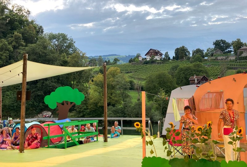 Idyllisches Campingleben am See mit Frau Fluth (Jardena Flückiger) und Frau Reich (Katrin Auzinger).