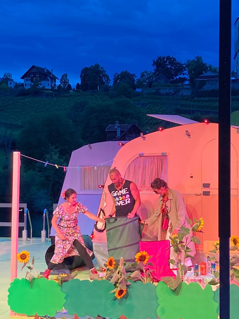 Falstaff (Florian Spiess) wird von Frau Fluth und Frau Reich in einen Laubsack gesteckt und in den See geworfen.
