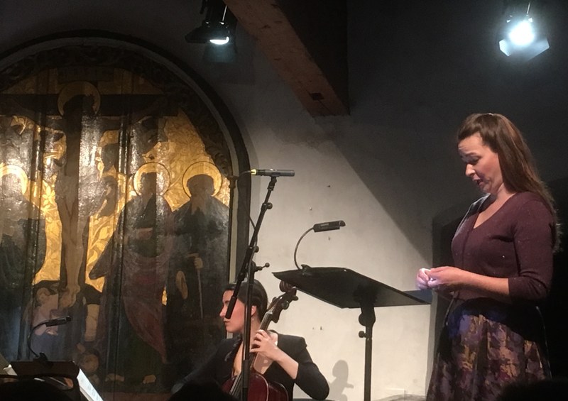 Die virtuose Barocksängerin Miriam Feuersinger