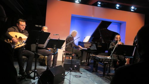 Komponist John Hodian am Klavier mit seinen Musikern