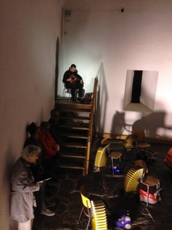 Matthias Loibner an der Drehleier mit der Installation „Balgerei“ von Urban Mäder und Peter Allamand