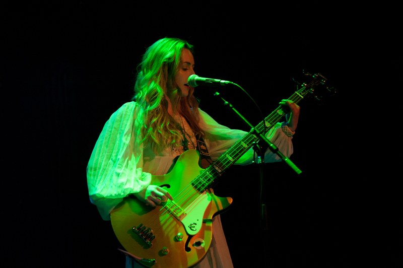Im Mittelpunkt der Show stand eindeutig Sängerin und Bassistin Kirsty