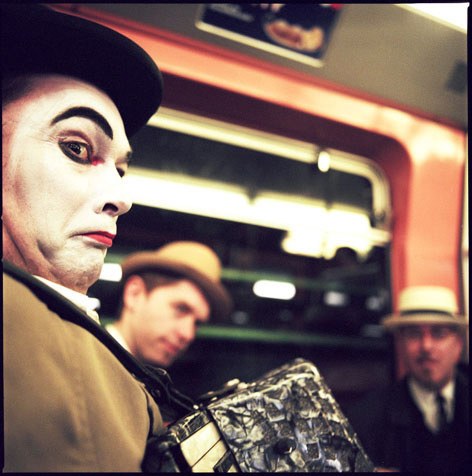 Die drei Londoner setzen auf getragene Songs mit bösen Texten und tiefschwarzem Humor (Foto Lukas Beck).
