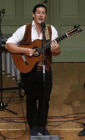 Mit seiner zugleich warmen und kräftigen Baritonstimme überzeugt Bryan Benner als Singer-Songwriter. (Foto: Schubertiade)