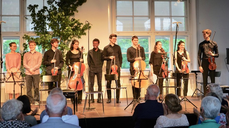 Das Metanoia Quartett und das InterNuevo Quartett sowie die vier Komponierenden Raphaela Fröwis, Baran Mohammadbeigi, Darius Grimmel und Zuko Samela standen im Mittelpunkt des vierten Abonnementkonzertes von "Musik in der Pforte". Alle zusammen freuten sich über den jubelnden Applaus der Zuhörenden im Feldkircher Pförtnerhaus.