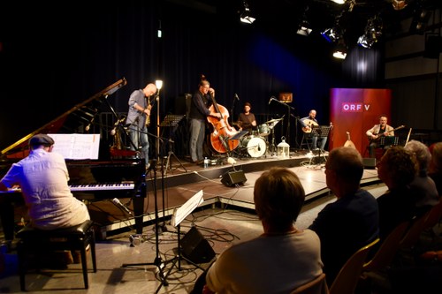 Andreas Paragioudakis-Fink initiierte die neue Konzertreihe "Unter der Laterne" und eröffnete diese mit befreundeten Musikern im ORF-Funkhaus in Dornbirn mit stimmungsvollen Kompositionen und inspirierten Musikern.