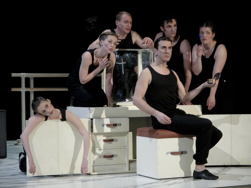 Die großartigen Protagonisten, v.l.n.r. Tänzerin Ilja van den Bosch, die beiden Schauspieler Barbara Novotny und Karl M. Sibelius, Sänger Martin Achrainer, Tänzer Daniel Morales Pérez, Sängerin Belinda Loukota