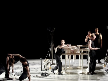 Das tänzerische Element nimmt in vielfältigen Bewegungsmustern eine wichtige Funktion in der Darstellung von Nijinskys Geisteswelt ein. (Alle Fotos: Armin Bardel/Bregenzer Festspiele)