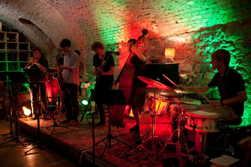The Graduates, eine aus ausgezeichneten jungen   Musikern bestehende Band, die aus einem Workshop des bekannten Bass- Lehrers Florian King am Dornbirner Jazz-Seminar hervorgegangen ist.