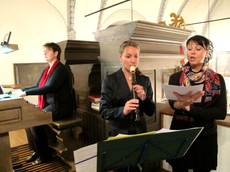Drei qualifizierte Vorarlberger Musikerinnen gestalteten das Jubiläumskonzert „25 Jahre Basilikakonzerte“: v.l.n.r. Gerda Poppa, Orgel, Verena Huber, Blockflöten, und Christine Schneider, Sopran.