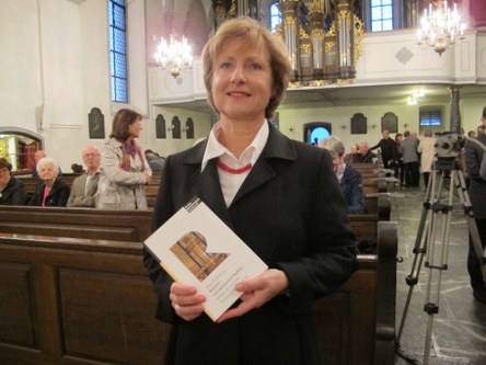 Annemarie Bösch-Niederer vom Vorarlberger Landesarchiv präsentierte bei dieser Gelegenheit ihr neues Buch „200 Jahre Orgelbau in Rankweil“ (Fotos: Fritz Jurmann)